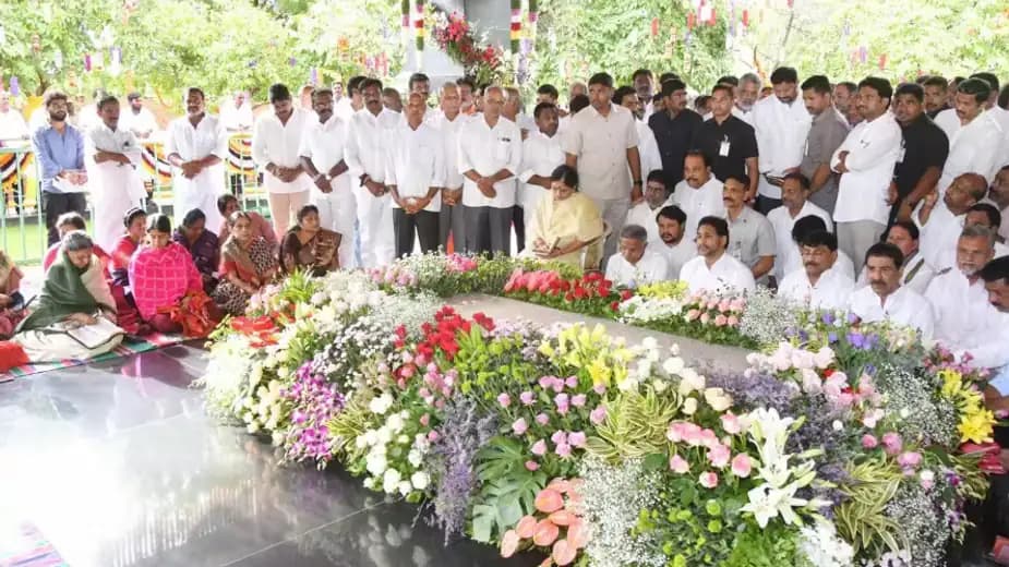 జగన్‌ను చూడగానే విజయమ్మ భావోద్వేగం..ఇడుపులపాయలో వైఎస్ఆర్ 17వ వర్ధంతి