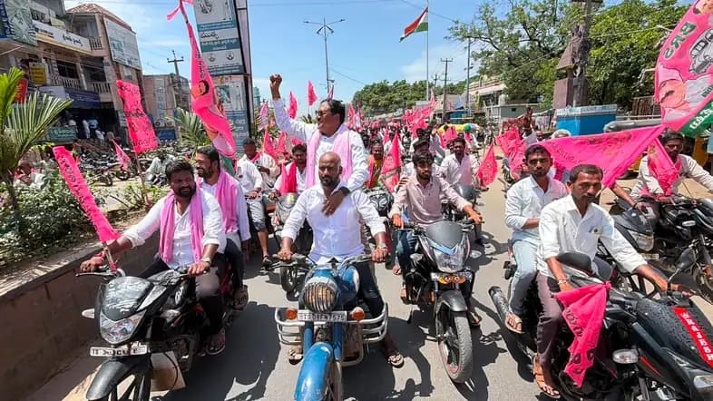 1000 రోజుల కాంగ్రెస్ పాలనపై బీఆర్ఎస్ భగ్గుమంది.. తొర్రూరులో యువత, విద్యార్థుల బైక్ ర్యాలీ