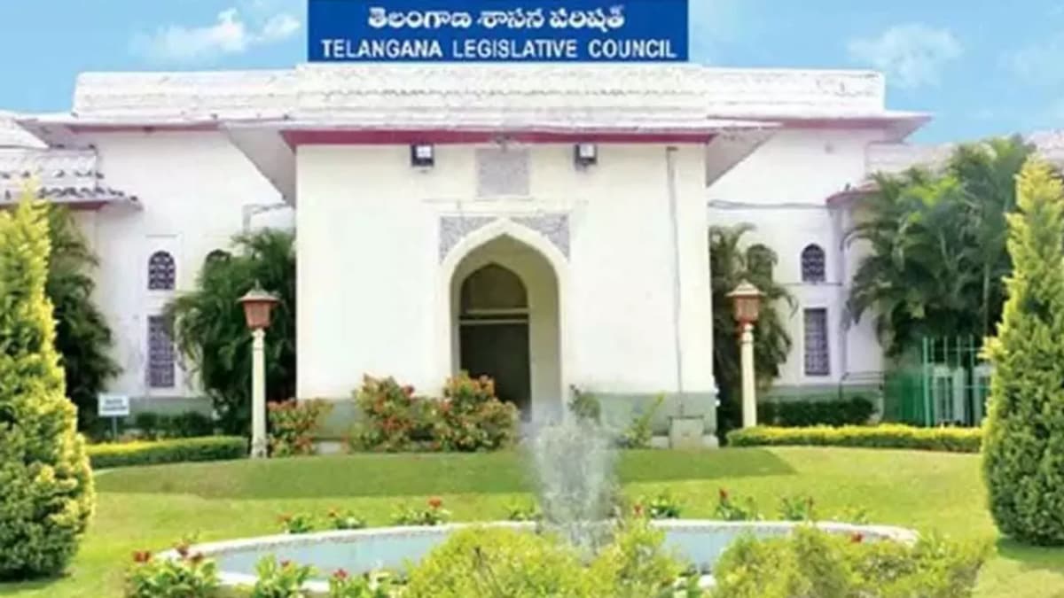 పేపర్లు చించి నిరసన.. తెలంగాణ మండలి నుంచి బీఆర్ఎస్ వాకౌట్