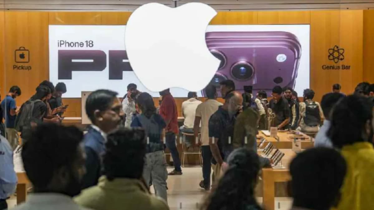 iPhone 18 Pro కోసం ఢిల్లీలో  అర్ధరాత్రి నుంచే క్యూ.. భారీగా పెరిగిన క్రేజ్!