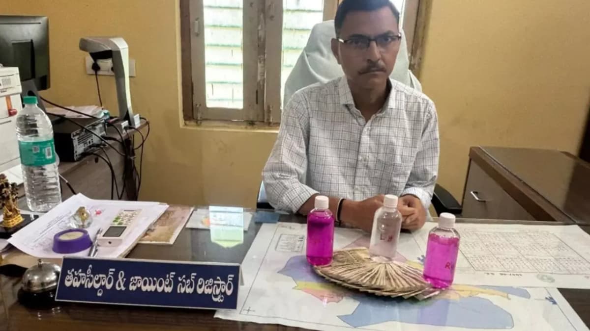 భూమి మార్పిడి కోసం లంచం.. తహసీల్దార్‌ను పట్టుకున్న ఏసీబీ