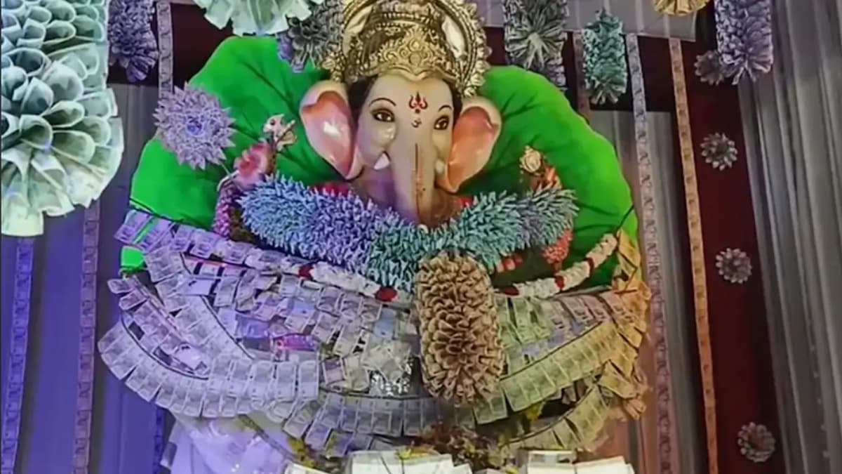 రూ.1.93 కోట్ల కరెన్సీ నోట్లతో కొలువుదీరిన కరెన్సీ గణపయ్య