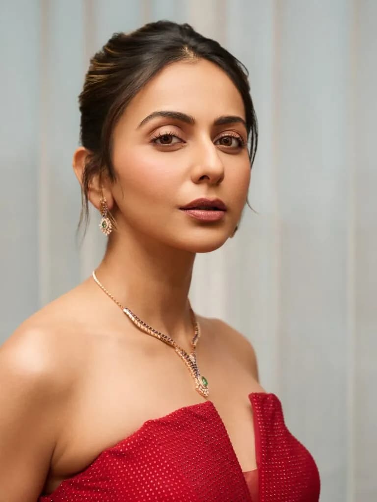 రకుల్ గ్లామర్‌కు ఫిదా అవ్వాల్సిందే.. రెడ్ డ్రెస్‌లో అదిరిపోయే లుక్! image 2