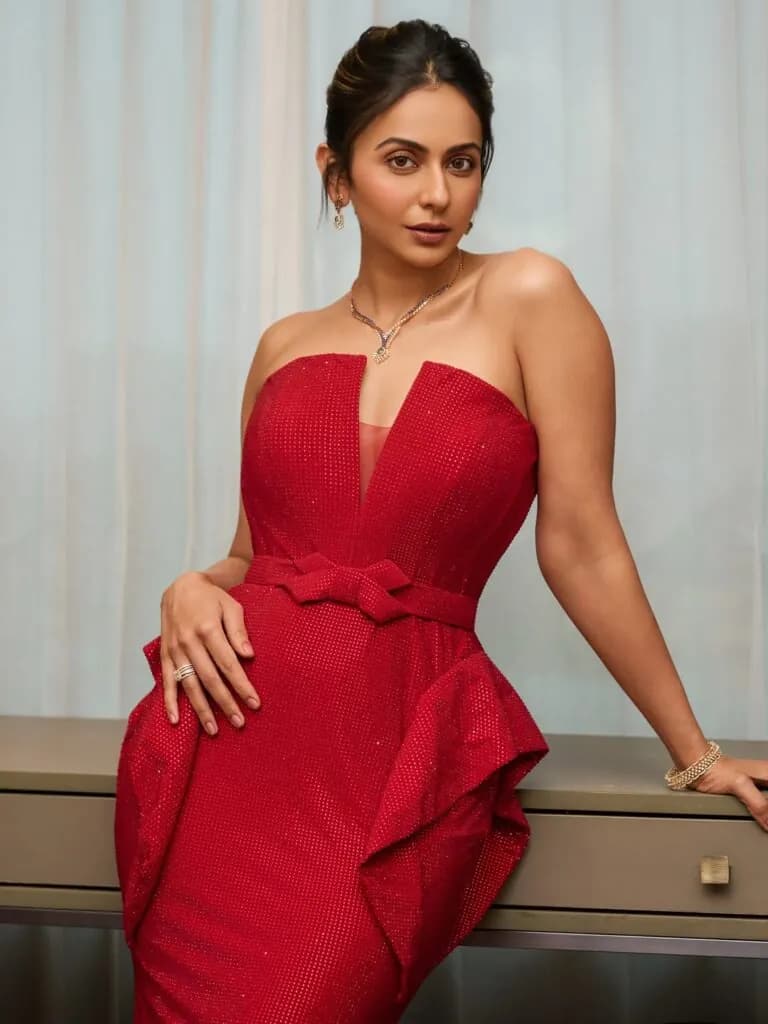 రకుల్ గ్లామర్‌కు ఫిదా అవ్వాల్సిందే.. రెడ్ డ్రెస్‌లో అదిరిపోయే లుక్! image 5