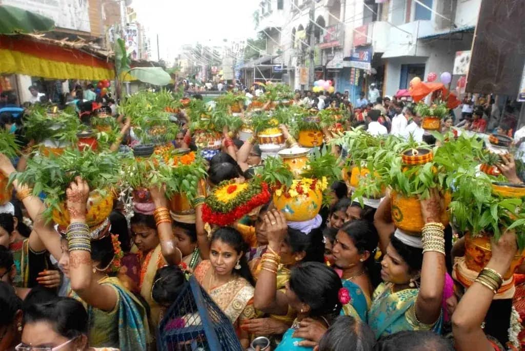 Telangana Bonalu Festival 2026 Dates: బంగారు బోనంతో బోనాల జాతర ప్రారంభం.. ఆగస్టు 3 న రంగం!