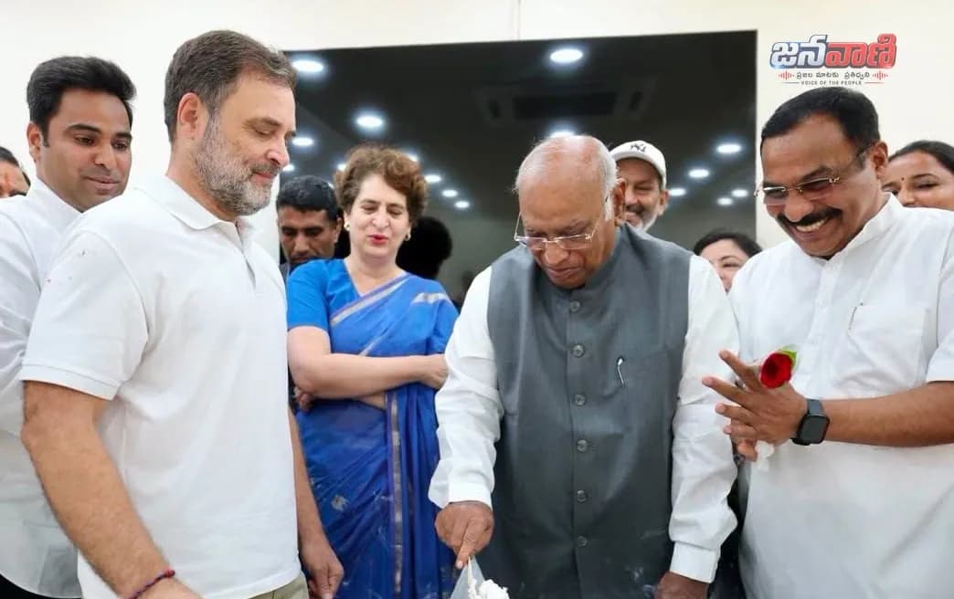కేంద్రానికి యువత గుణపాఠం చెప్పింది..ప్రియాంక, ఖర్గే సంచలన వ్యాఖ్యలు