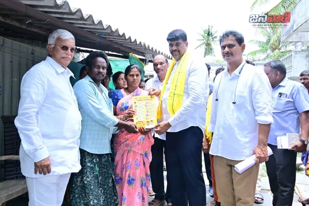 బాపట్లలో 'రెండేళ్ల నమ్మకం - సంక్షేమం - అభివృద్ధి' కార్యక్రమానికి శ్రీకారం.. ఇంటింటికీ వెళ్లిన ఎమ్మెల్యే నరేంద్ర వర్మ