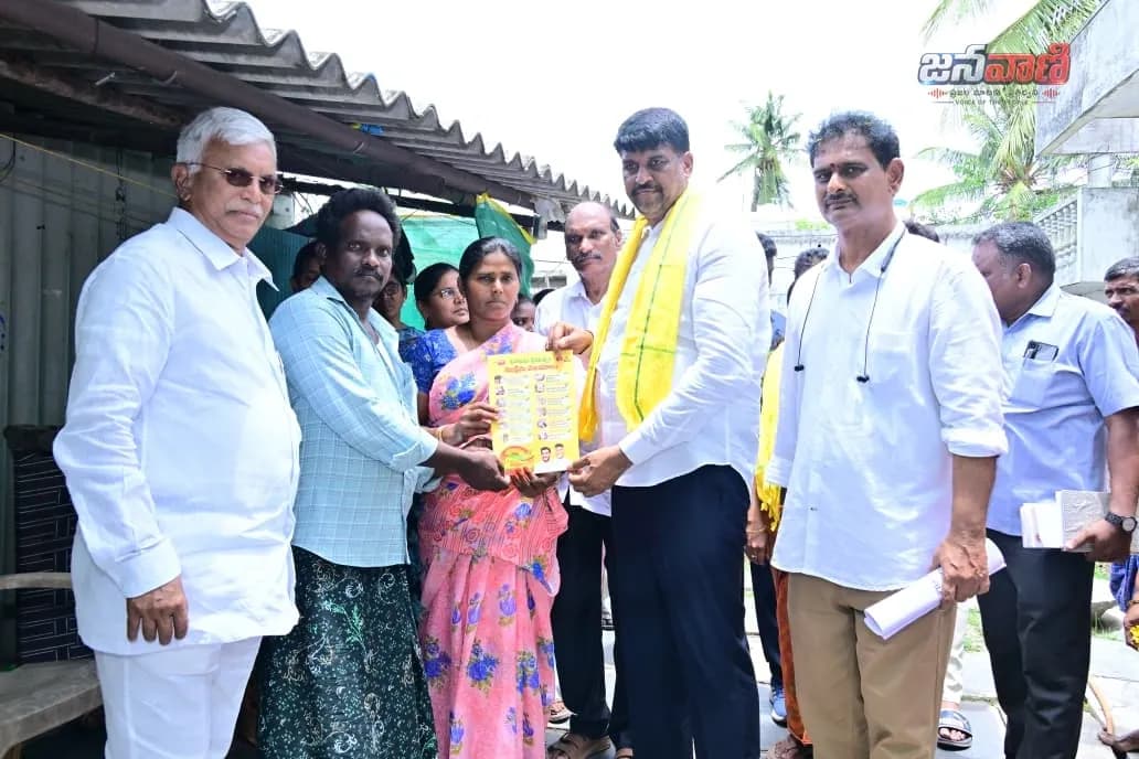బాపట్లలో 'రెండేళ్ల నమ్మకం - సంక్షేమం - అభివృద్ధి' కార్యక్రమానికి శ్రీకారం.. ఇంటింటికీ వెళ్లిన ఎమ్మెల్యే నరేంద్ర వర్మ