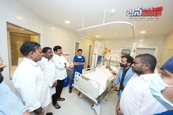 నర్సంపేట మాజీ ఎమ్మెల్యే పెద్ది సుదర్శన్ రెడ్డిని పరామర్శించిన మంత్రి పొంగులేటి శ్రీనివాసరెడ్డి