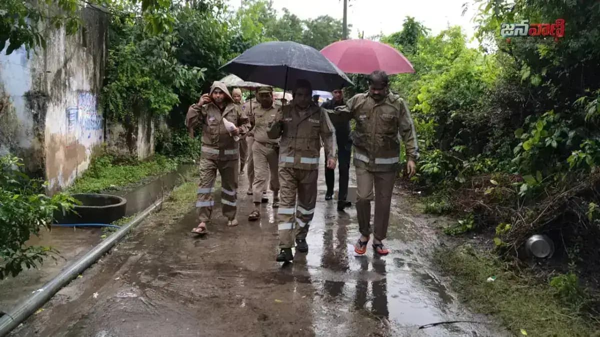 భారీ వర్షాలపై పోలీసుల అప్రమత్తత.. వరద ప్రభావిత ప్రాంతాలను పరిశీలించిన రామగుండం కమిషనర్