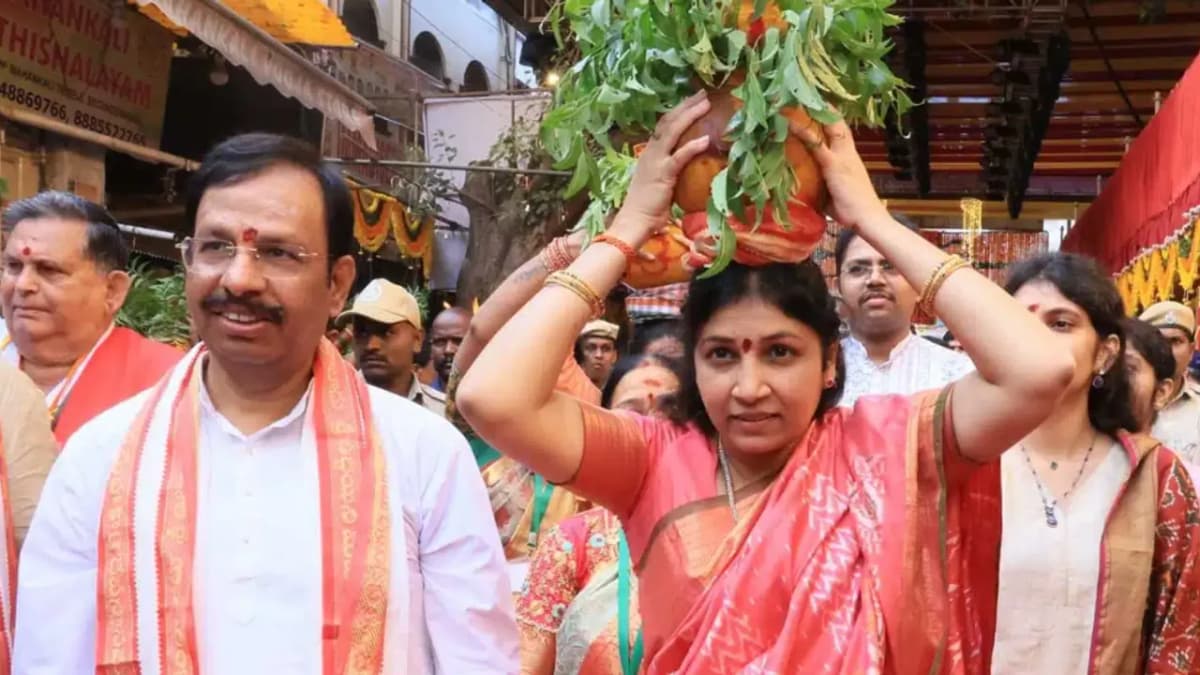 ఉజ్జయిని మహంకాళి దర్శనానికి సీపీ సజ్జనార్ దంపతులు..ప్రశాంతంగా ఉత్సవాలు జరుపుకోవాలని విజ్ఞప్తి