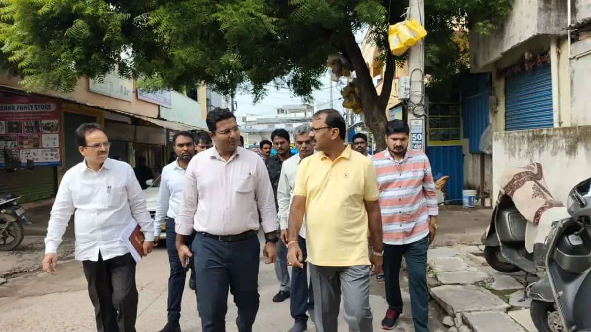 దమ్మాయిగూడ, జవహర్నగర్లో పర్యటిస్తున్న మల్కాజిగిరి మున్సిపల్ కార్పొరేషన్ కమిషనర్ వినయ్ కృష్ణారెడ్డి