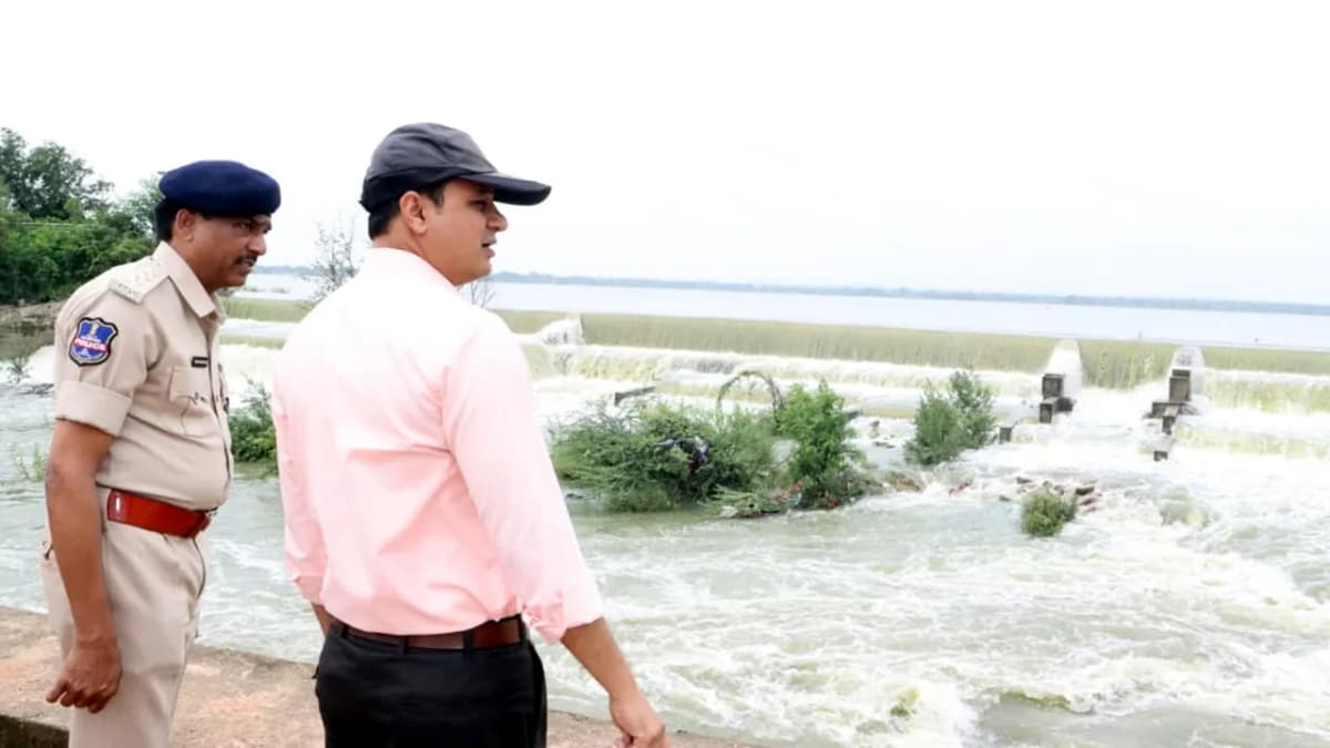 వరద ప్రభావిత ప్రాంతాల్లో అప్రమత్తంగా ఉండాలి.. కామారెడ్డి ఎస్పీ రాజేశ్ చంద్ర సూచన