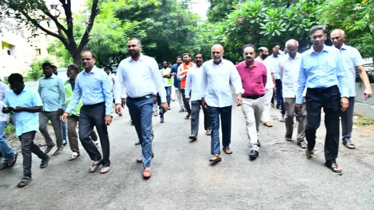 రాజేంద్రనగర్లో పర్యటిస్తున్న జీహెచ్ఎంసీ కమిషనర్ ఆర్వీ కర్ణన్