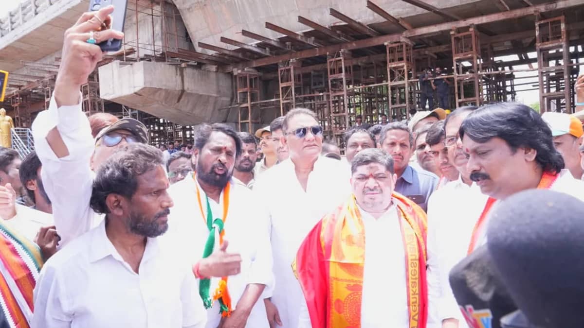 సైదాబాద్ స్టీల్ బ్రిడ్జి పనులను పరిశీలించిన మంత్రులు పొన్నం ప్రభాకర్, అజారుద్దీన్ తదితరులు