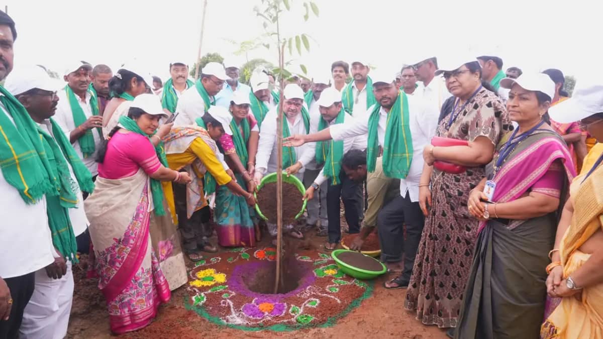 హుస్నాబాద్ డిగ్రీ కాలేజీ ప్రాంగణంలో మొక్క నాటుతున్న మంత్రి పొన్నం ప్రభాకర్