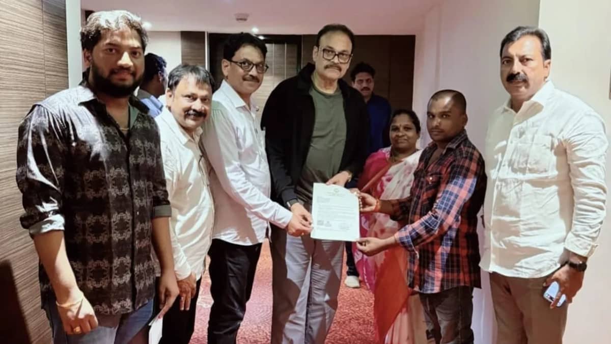 కిడ్నీ వ్యాధిగ్రస్తుడు మల్లారపు అబ్బులుకు రూ.6లక్షల ఎల్వోసీ చెక్కు అందజేస్తున్న జనసేన పార్టీ ప్రధాన కార్యదర్శి, ఎమ్మెల్సీ నాగబాబు