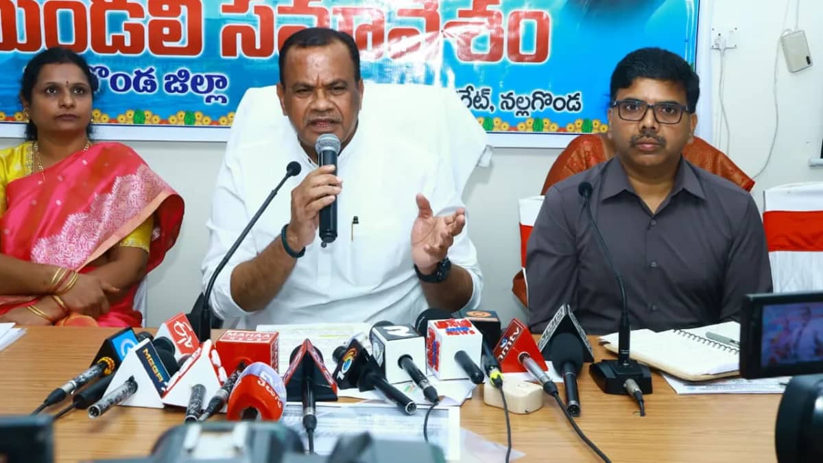నల్గొండ కలెక్టరేట్లో నిర్వహించిన సాగునీటి సలహా మండలి సమావేశంలో మాట్లాడుతున్న మంత్రి కోమటిరెడ్డి వెంకట్ రెడ్డి