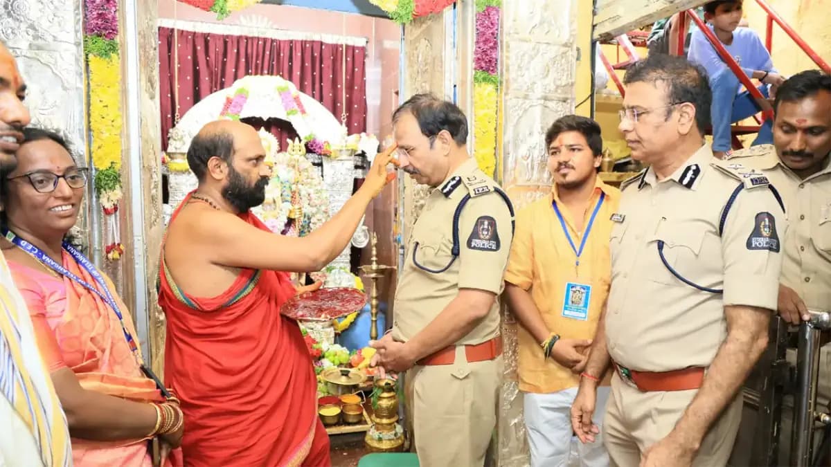 లాల్దర్వాజా బోనాల భద్రతా ఏర్పాట్లను పరిశీలించిన సీపీ సజ్జనార్