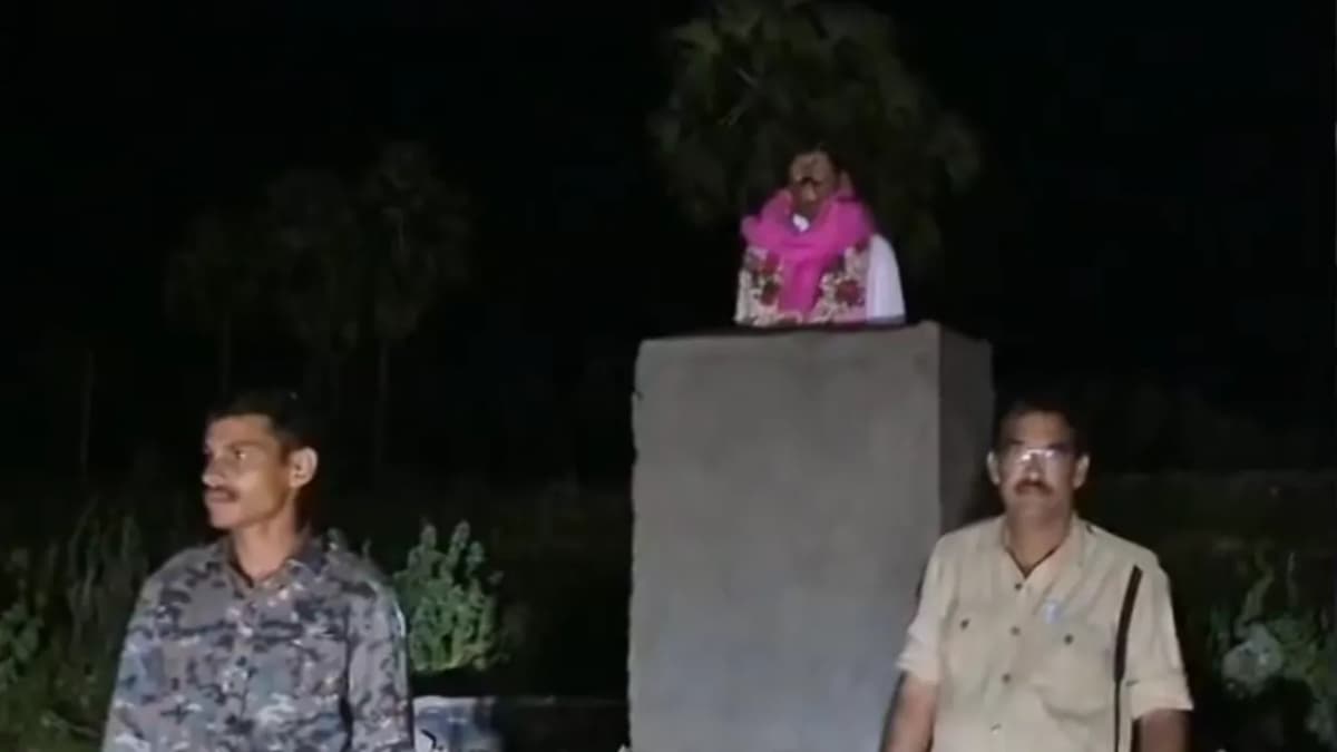 నర్సంపేటలో పెద్ది విగ్రహంపై హైడ్రామా.. రాత్రంతా పోలీస్ పహారా
