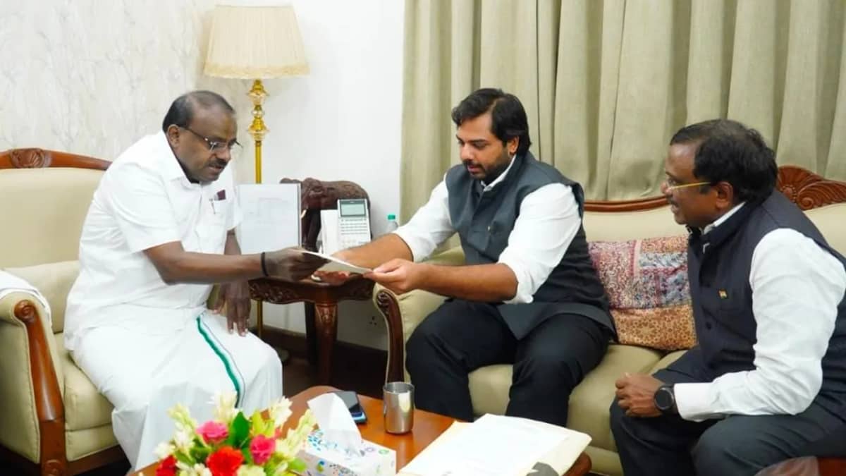 కేంద్రమంత్రి కుమారస్వామికి వినతిపత్రం అందజేస్తున్న మంత్రి వివేక్ వెంకటస్వామి, ఎంపీ గడ్డం వంశీకృష్ణ