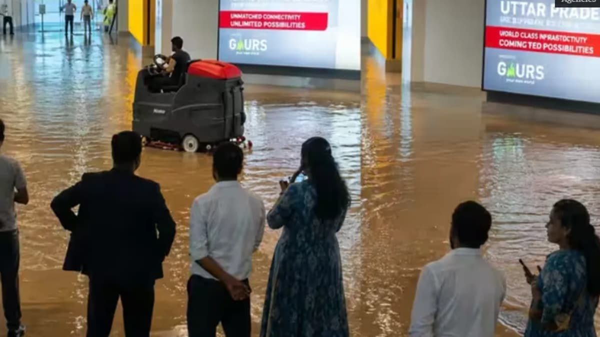 నోయిడా ఎయిర్పోర్టు జలమయం.. భారీ వర్షాలతో టెర్మినల్లోకి వరద నీరు