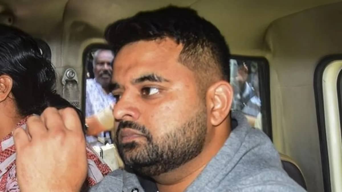 జైలులో స్మార్ట్ఫోన్, పెన్డ్రైవ్ తో రెడ్హ్యాండెడ్గా పట్టుబడ్డ మాజీ ఎంపీ ప్రజ్వల్ రేవణ్ణ..మరో కేసు నమోదు!