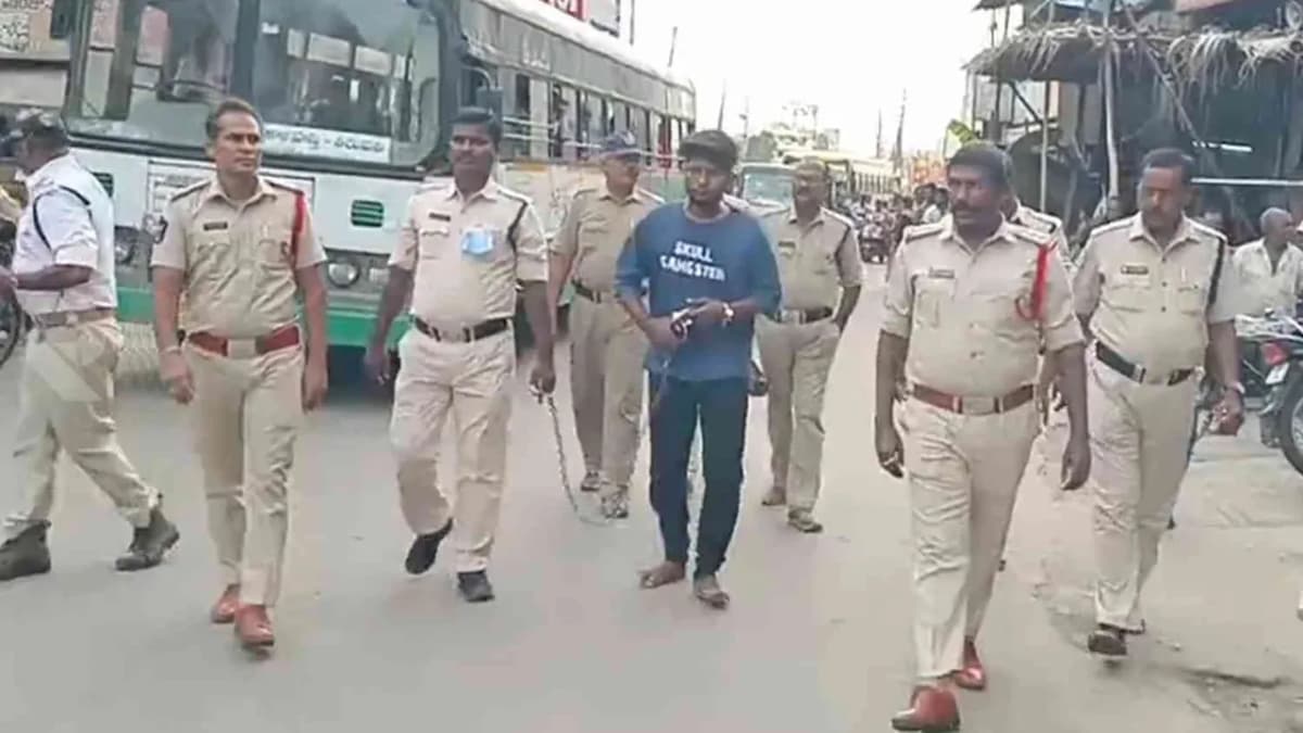 కానిస్టేబుల్పై కత్తితో దాడికి యత్నం.. నిందితుడిని శ్రీకాళహస్తి వీధుల్లో నడిపించిన పోలీసులు