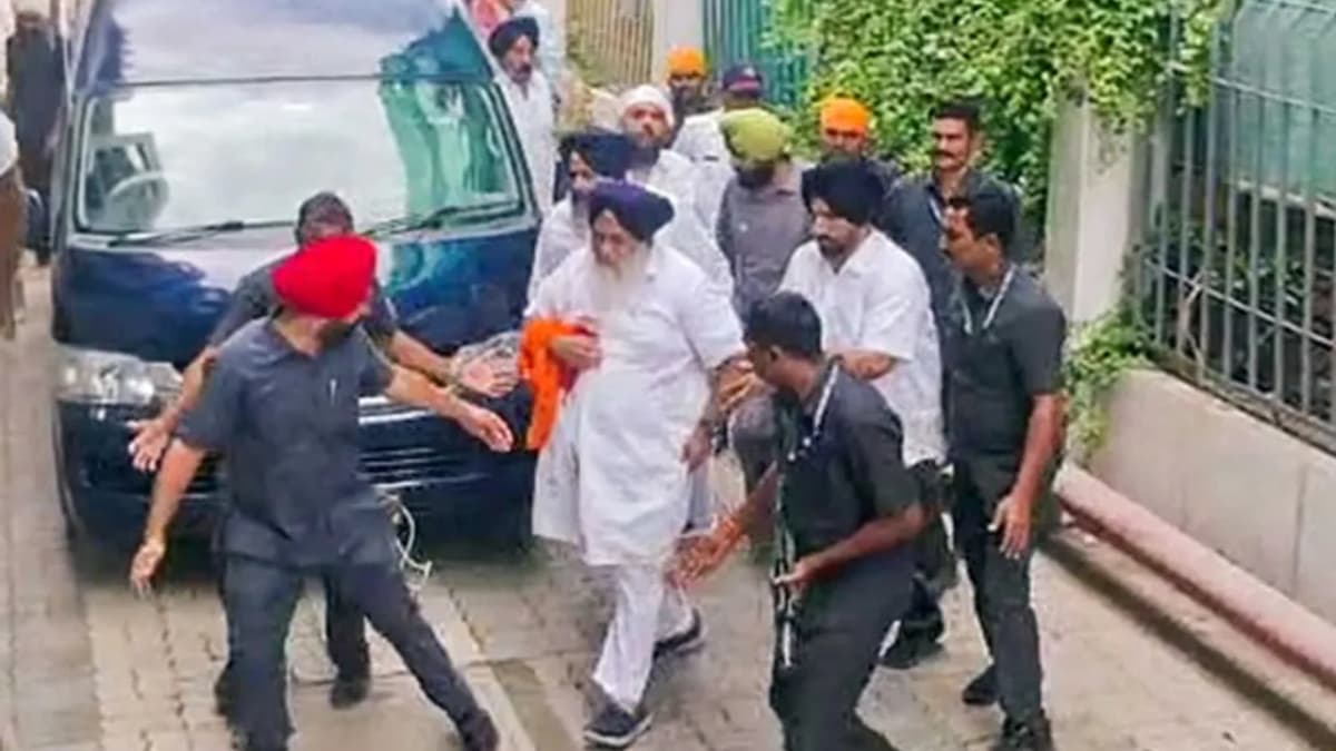 సుఖ్బీర్ సింగ్ బాదల్పై కిర్పాన్తో దాడి.. నిందితుడిని వెంటనే పట్టుకున్న పోలీసులు
