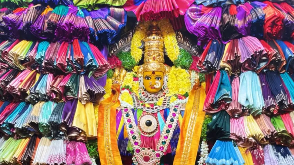 శ్రావణ శుక్రవారం వేళ 1116 చీరలతో శ్రీ మాతా నిమిషాంబ దేవి దివ్య అలంకరణ