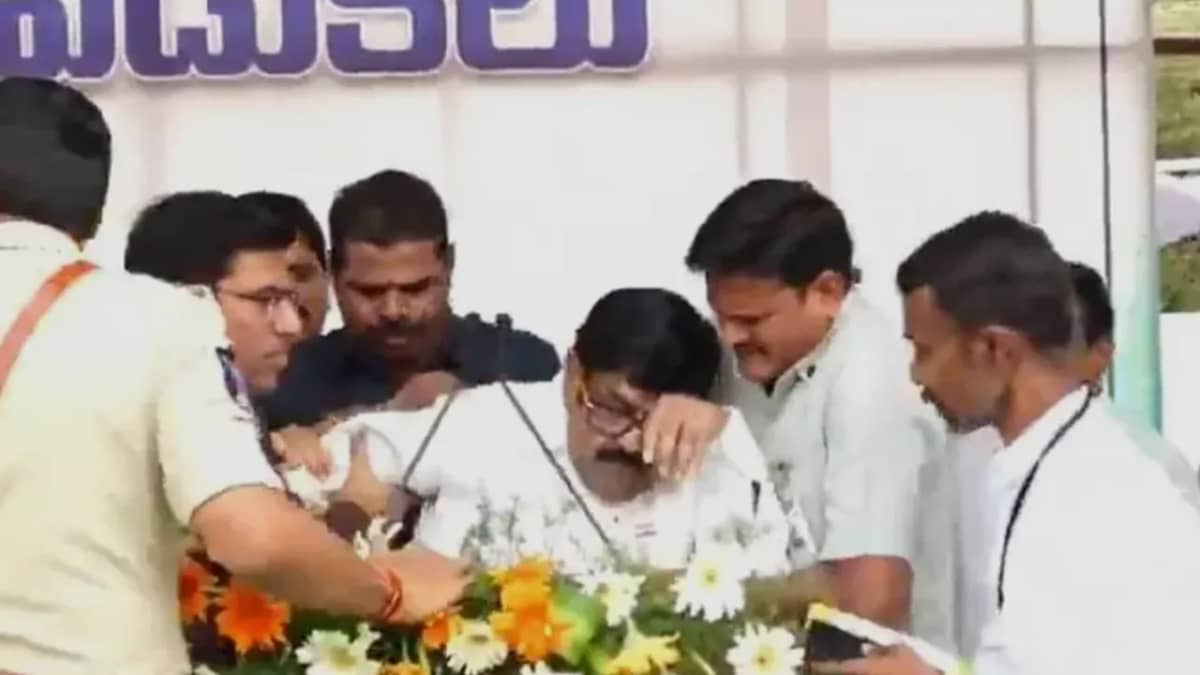 తిరుపతిలో స్వాతంత్య్ర వేడుకల్లో ప్రసంగిస్తుండగా స్పృహ తప్పిన మంత్రి ఆనం రామనారాయణ రెడ్డి