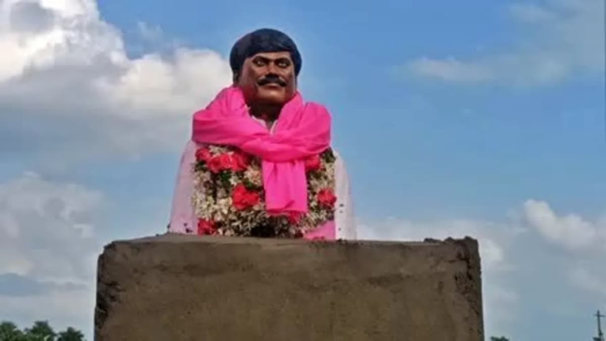 అర్ధరాత్రి పెద్ది సుదర్శన్ రెడ్డి విగ్రహం కూల్చివేత?.. నర్సంపేటలో తీవ్ర ఉద్రిక్తత