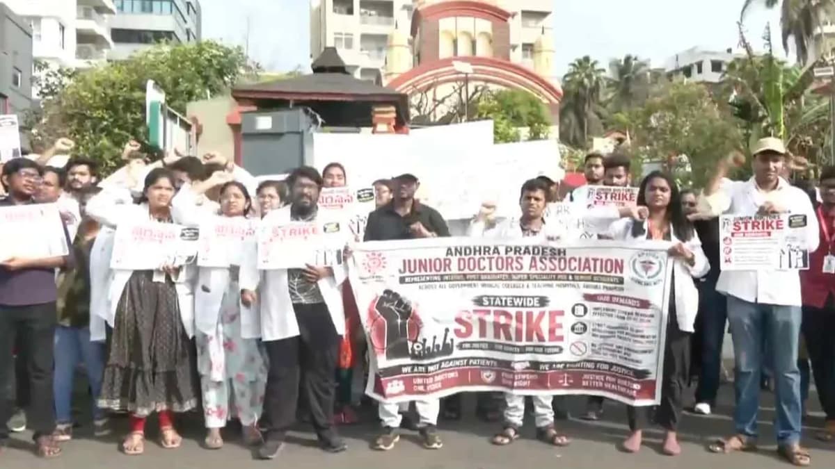 బీచ్ రోడ్డెక్కిన వైద్య విద్యార్థులు: ఏపీలో పీజీ డాక్టర్ల సమ్మె ఉధృతం