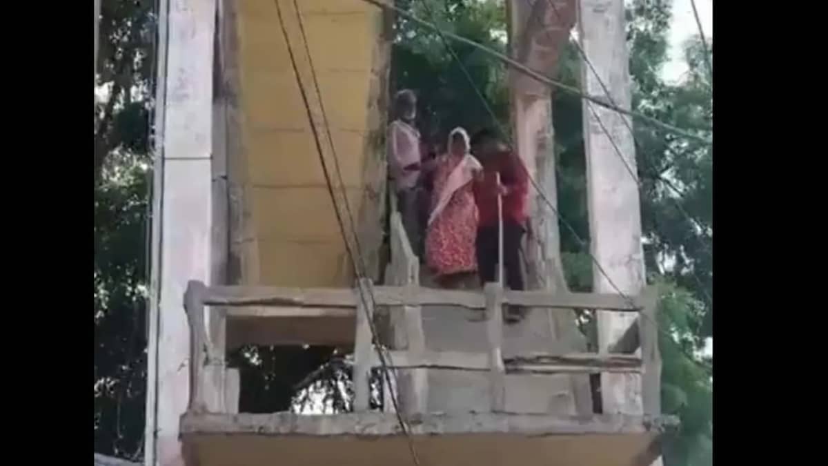 స్థలం కబ్జాపై ఫిర్యాదు.. చివరకు బాధితుల ఇల్లే కూల్చివేత! వాటర్ ట్యాంక్ ఎక్కిన వృద్ధ దంపతులు