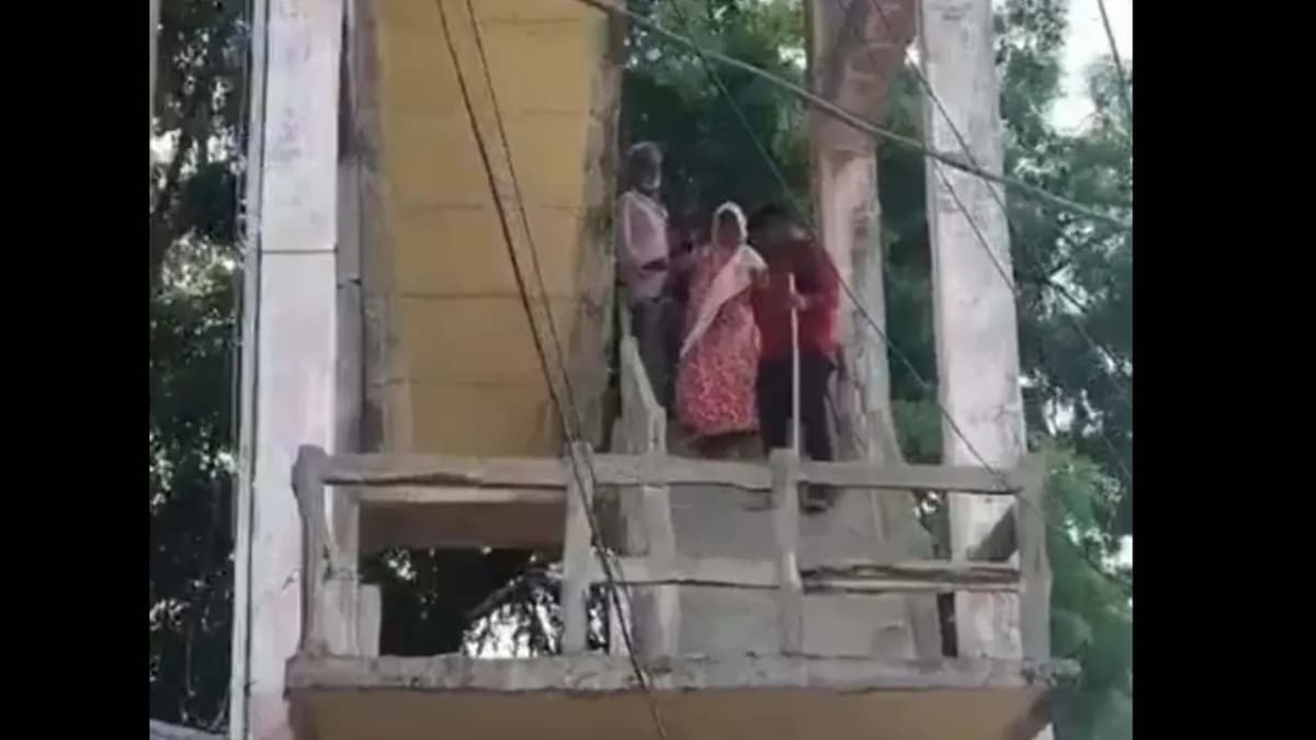 స్థలం కబ్జాపై ఫిర్యాదు.. చివరకు బాధితుల ఇల్లే కూల్చివేత! వాటర్ ట్యాంక్ ఎక్కిన వృద్ధ దంపతులు