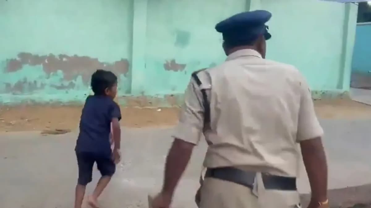 “మీరు వస్తున్నారని మా నాన్న బండి దాచాడు!”.. పోలీసుల ముందు ఆరేళ్ల బాలుడి నిజాయితీ