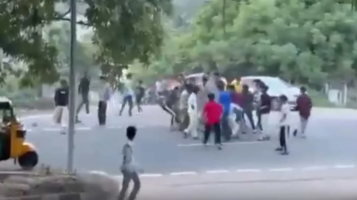 విశాఖలో నడిరోడ్డుపై స్టూడెంట్స్ గ్యాంగ్వార్.. ప్రేమ వ్యవహారమే కారణమా?.