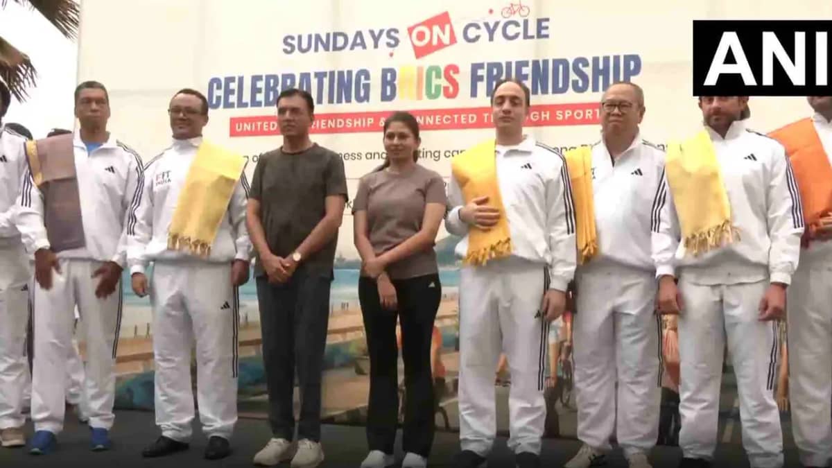 సైకిల్పై విశాఖ వీధుల్లో కేంద్రమంత్రి.. బ్రిక్స్ ఈవెంట్లో పాల్గొన్న మాండవీయ