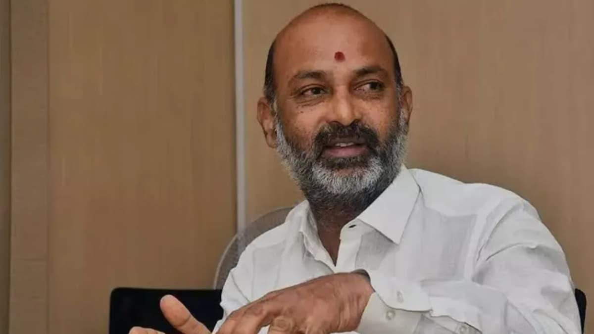 ఫీజు బకాయిలు చెల్లించలేరు.. విదేశీ వర్సిటీలను తెస్తారా?: రేవంత్ సర్కార్పై బండి సంజయ్ ఫైర్