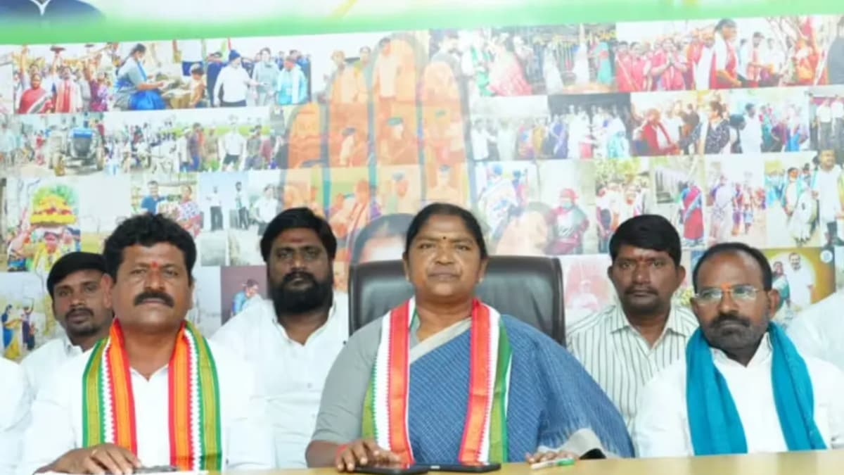‘మీ పార్టీలోకి వస్తే పవిత్రులు.. పక్క పార్టీలోకి వెళితే అనైతికులా?’..బీఆర్ఎస్పై సీతక్క ఫైర్