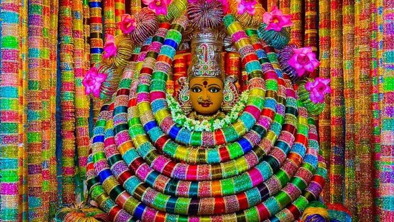 లక్ష గాజుల అలంకరణలో శ్రీ నిమిషాంబ దేవి.. భక్తులకు కనువిందు