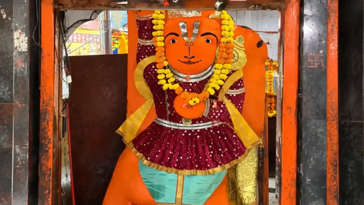 భారీ యంత్రాలతో ప్రయత్నించినా.. అంగుళం కూడా కదలని హనుమంతుడు
