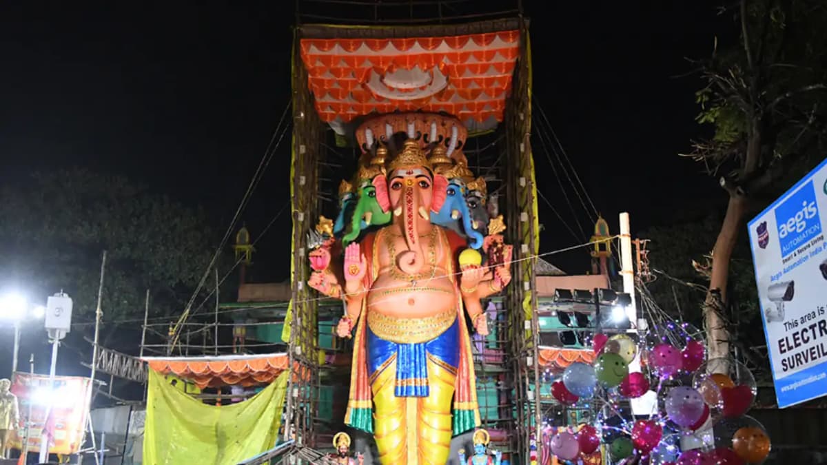 69 అడుగుల ఖైరతాబాద్ మహాగణపతికి ఘనంగా తొలిపూజ..పాల్గొన్న గవర్నర్ దంపతులు