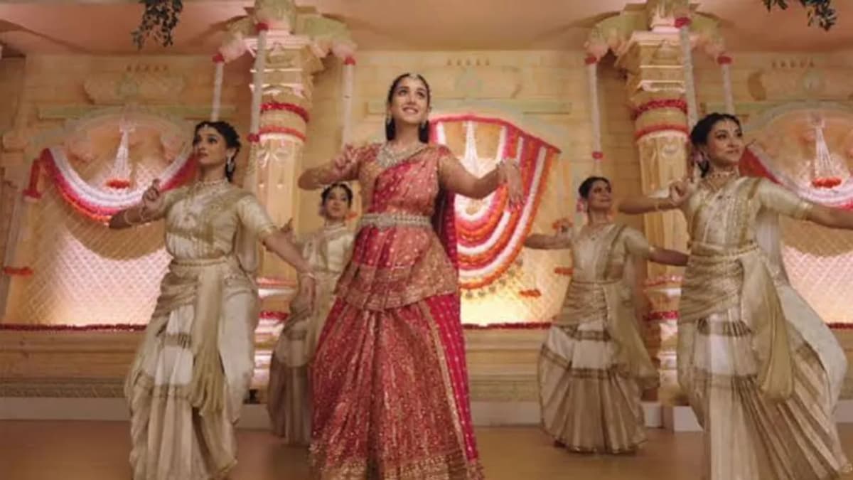 వినాయక చవితి వేడుకల్లో అంబానీ కోడలు రాధిక నృత్యం.. ఫిదా అవుతున్న నెటిజన్లు