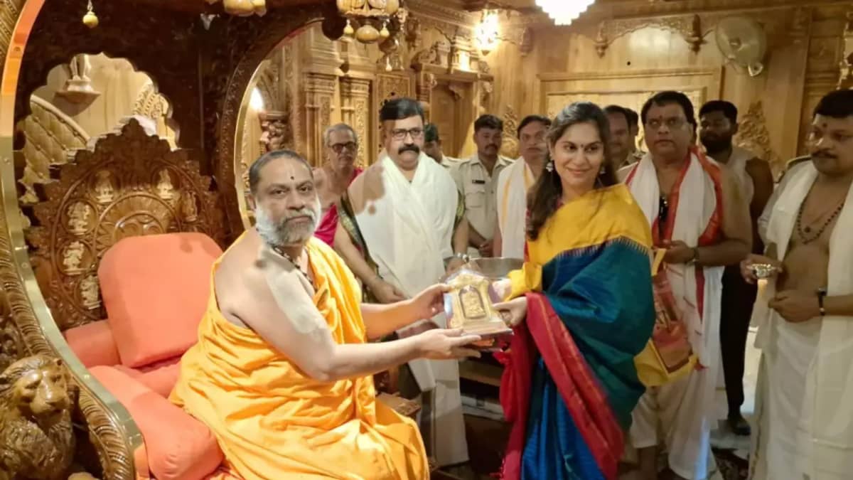 మంత్రాలయ శ్రీ రాఘవేంద్ర స్వామిని దర్శించుకున్న రామ్ చరణ్ సతీమణి ఉపాసన