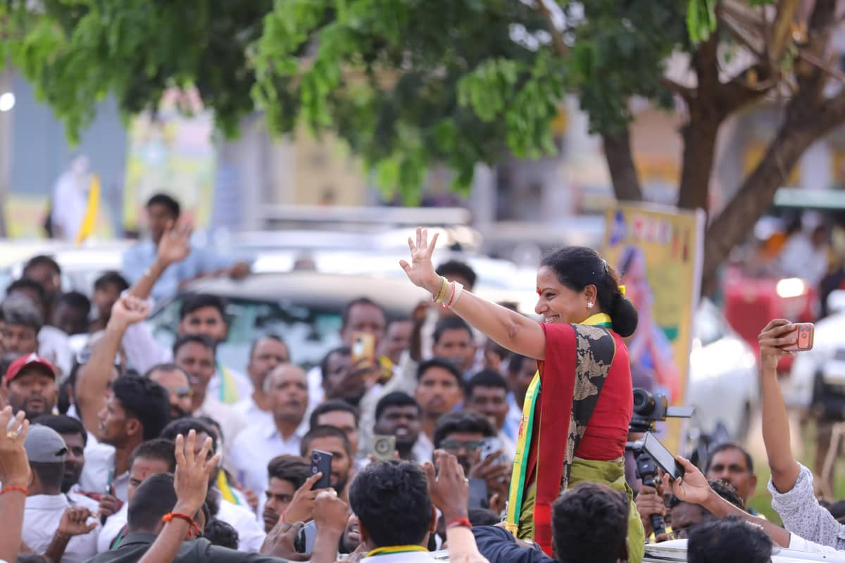 తెలంగాణలో రాజకీయం అంటే బూతులు తిట్టుకోవడమేనా?: కల్వకుంట్ల కవిత