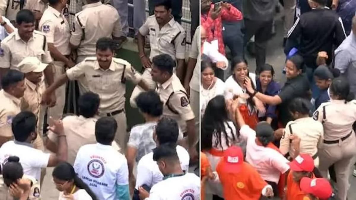 గణేష్ నిమజ్జనంలో ఖాకీల సందడి..పోలీసుల డ్యాన్స్కు ఫిదా అవుతున్న నెటిజన్లు