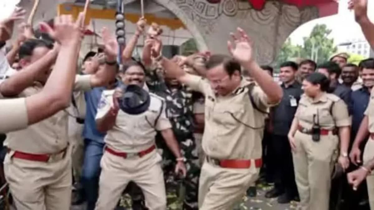 హైదరాబాద్లో గణేశ్ నిమజ్జనం ప్రశాంతం..పోలీసులతో కలిసి సంబరాలు చేసుకున్న సీపీ సజ్జనార్