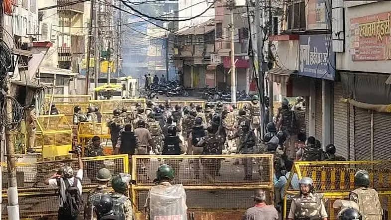 ఉజ్జయినిలో ఉద్రిక్తత.. షాహి మసీదు తొలగింపుపై పోలీసులతో నిరసనకారుల ఘర్షణ