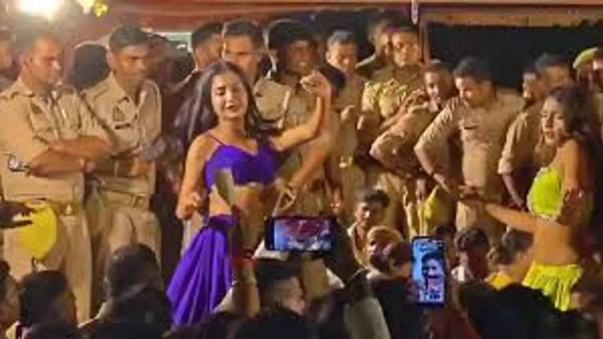 బందోబస్తుకు వచ్చి.. డ్యాన్స్ చూస్తూ ఫోన్లలో బిజీ!